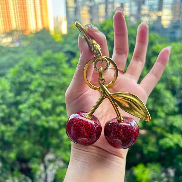 Porte-clés pendentif de sac à main à breloque cerise pour femmes, exquis, célèbre sur Internet, accessoires de sac cerise en cristal, pendentif de haute qualité