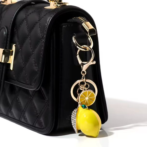 Porte-clés de voiture en forme de fruit artificiel, Design tendance, créatif, mignon, strass, petit citron, pendentif de sac pour femmes, anneau, cadeau de dessin animé