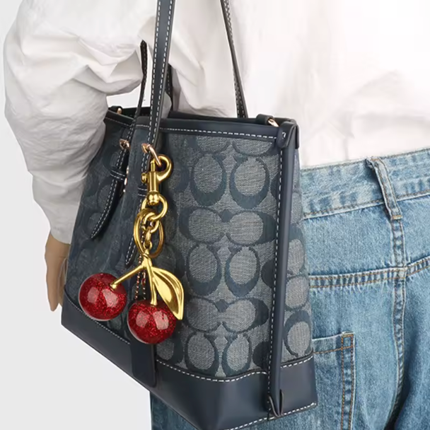 Porte-clés pendentif de sac à main à breloque cerise pour femmes, exquis, célèbre sur Internet, accessoires de sac cerise en cristal, pendentif de haute qualité