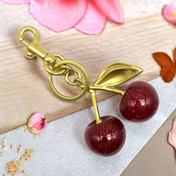 Porte-clés pendentif de sac à main à breloque cerise pour femmes, exquis, célèbre sur Internet, accessoires de sac cerise en cristal, pendentif de haute qualité